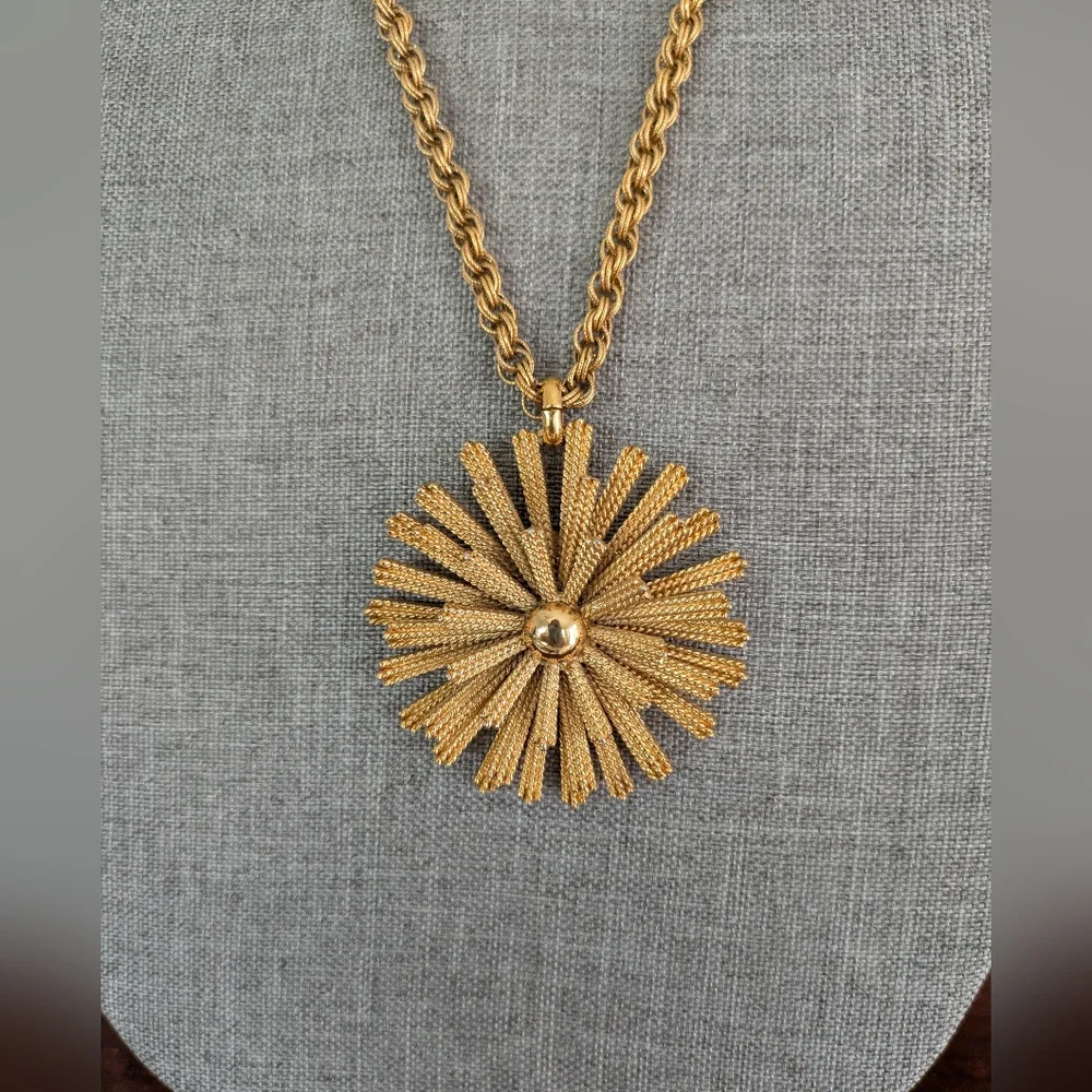 Vintage Monet ☀️ Sunburst Starburst Medallion Necklace - Picture 4 of 16